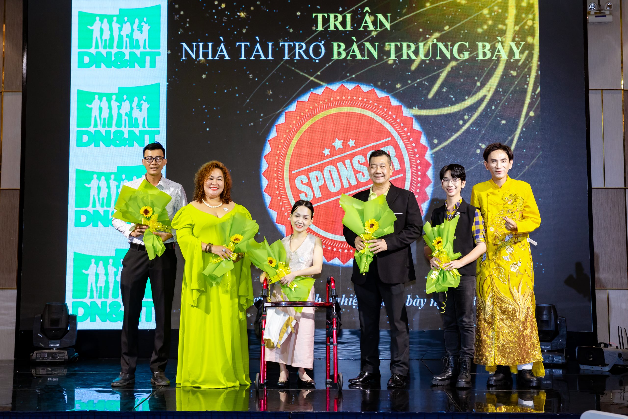 Trao tri ân Nhà tài trợ bàn trưng bày